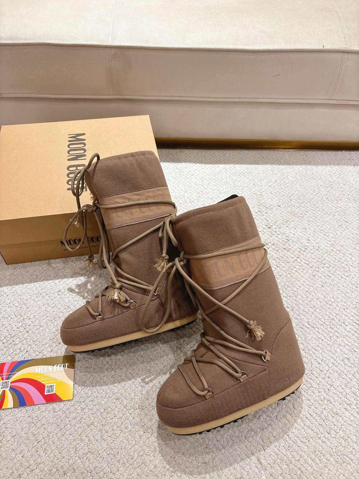 p660 [Exclusive top quality | New upgrade] Moon Boot 2025 autumn and winter hot snow boots are here! Don’t just focus on UGG anymore, fashionistas have already changed to these "ugly moon boots" ✨ 🔥Forget UGG! The Moon Boot that was once popular throughout the millennium is back! At that time, Paris Hilton, Victoria Beckham and other top icons were wearing it. Now with the strong return of the Y2K trend, the same QQ show outfit is a must-have for young people!  👢Hidden within 4cm, the legs are slimmer. 💫Looks fluffy, but actually looks slimmer. ❄️Full marks for thermal insulation, no longer cold in winter. 🌟Same style for men and women, regardless of left or right, easy to match. Don’t look at it’s cute appearance, but it instantly transforms into a trend focus! If you want both warmth and style, this is a must-have! ❶Material: original customized nylon cloth ❷Lining: original 100% silk cotton liner ❸Feet: original 100% silk cotton liner ❹Outsole: original molded two-color non-slip outsole ❺Sole thickness: 4cm (including inner height increase) ❻Code number: 35/38; 39/41 ❼Packaging: original full set of packaging ☀Color: official website updated simultaneously